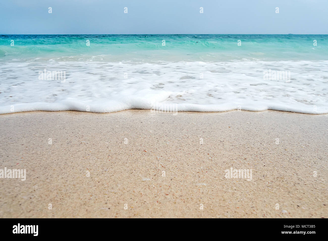 Soft blue océan vagues sur une plage de sable. L'arrière-plan. sur la plage de sable blanc aux eaux turquoises. Une île exotique dans l'océan Indien Banque D'Images