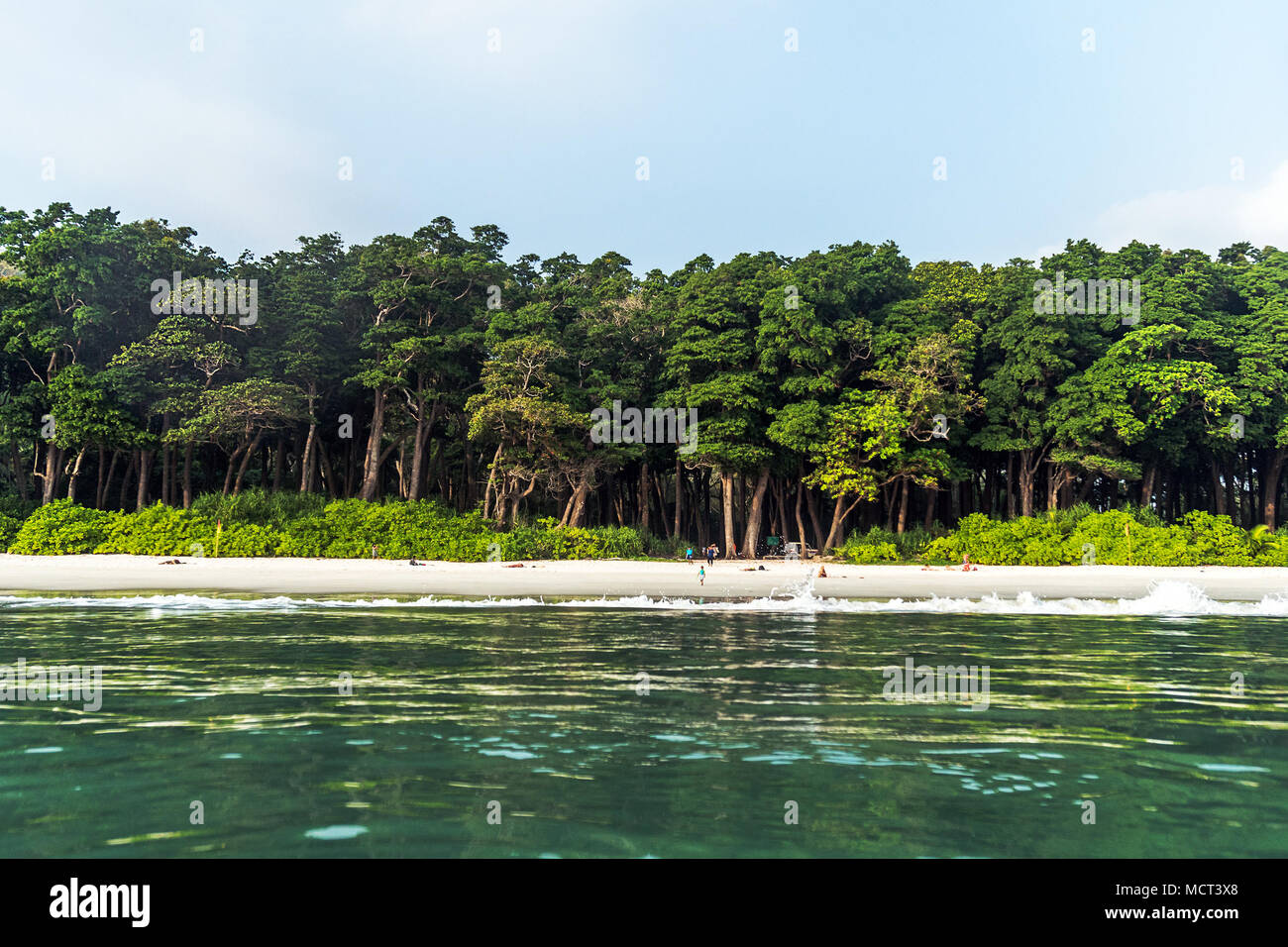 Vue imprenable sur Radhanagar Beach sur l'île de Havelock. Havelock Island est une belle petite île appartenant à l'Andaman indiennes Nicobar. Par Banque D'Images