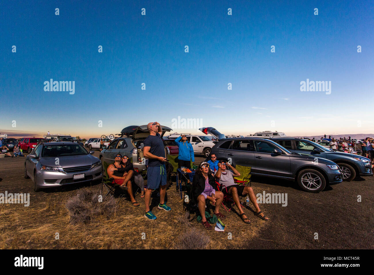 Groupe de personnes regardant Eclipse solaire, le 8 août 2017, Maupin, Oregon, USA Banque D'Images