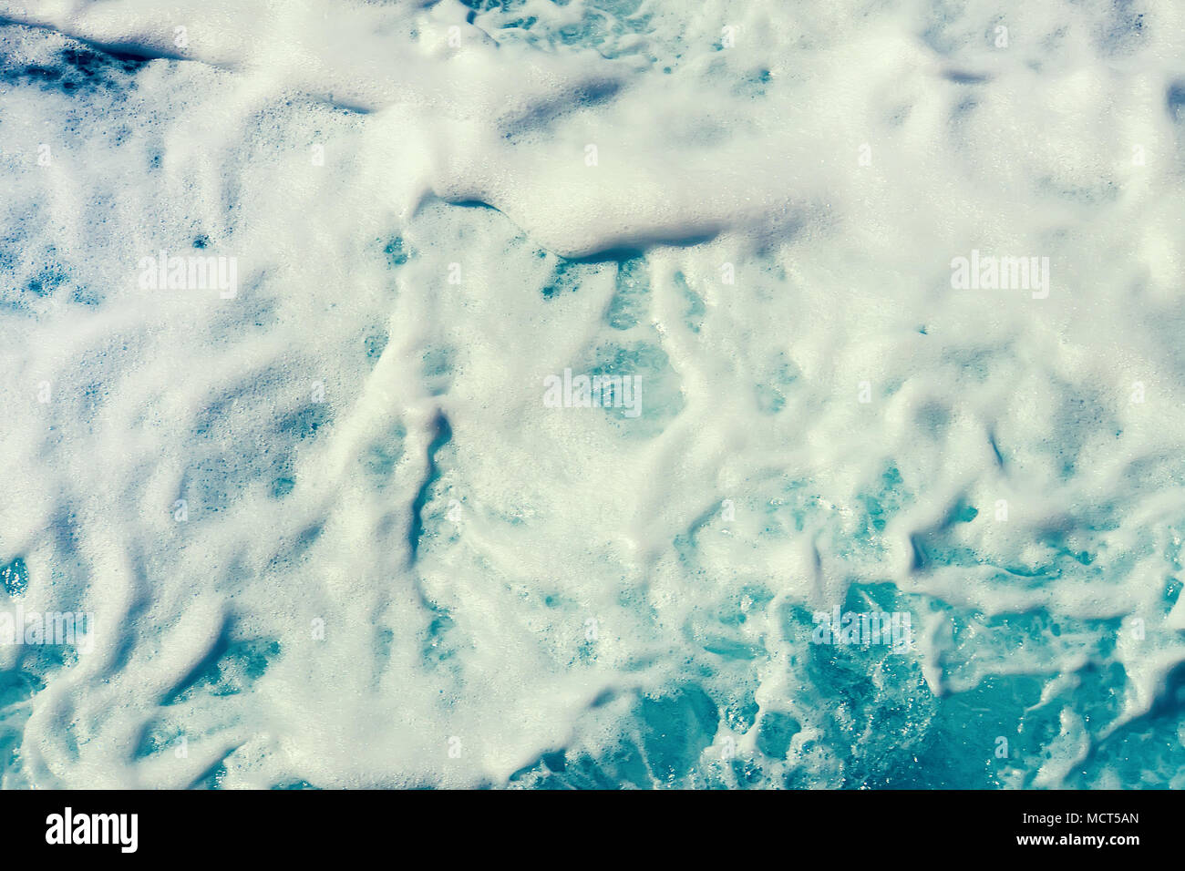 La mousse sur le bleu de la mer. L'eau de mer Vue de dessus l'écume de mer. Banque D'Images