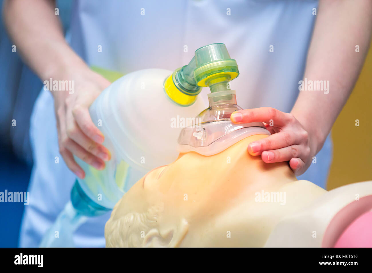Les étudiants en médecine apprennent à sauver les patients à l'urgence. Formation RCR RCR avec poupée et Ambu Sac. Banque D'Images