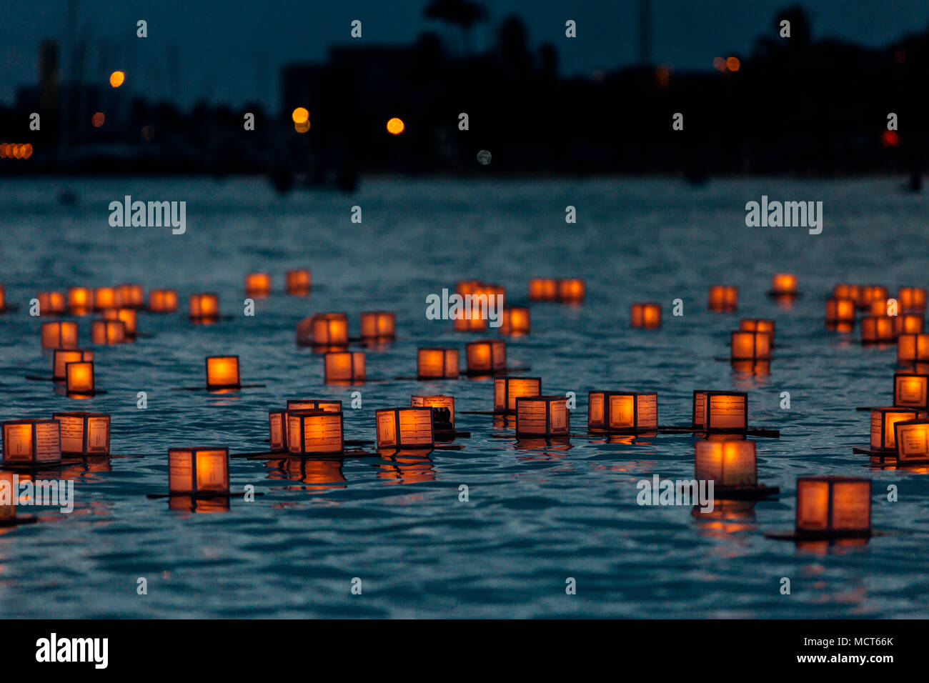 Floating lanterns night japanese lantern Banque de photographies et  d'images à haute résolution - Alamy