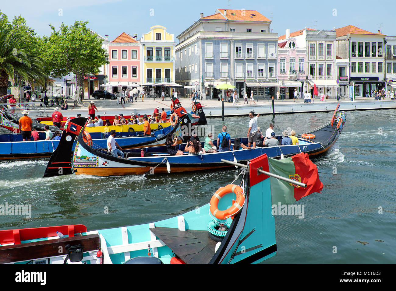 Les touristes sur un bateau moliceiro Aveiro voyage, canal, région Centre, Portugal Banque D'Images