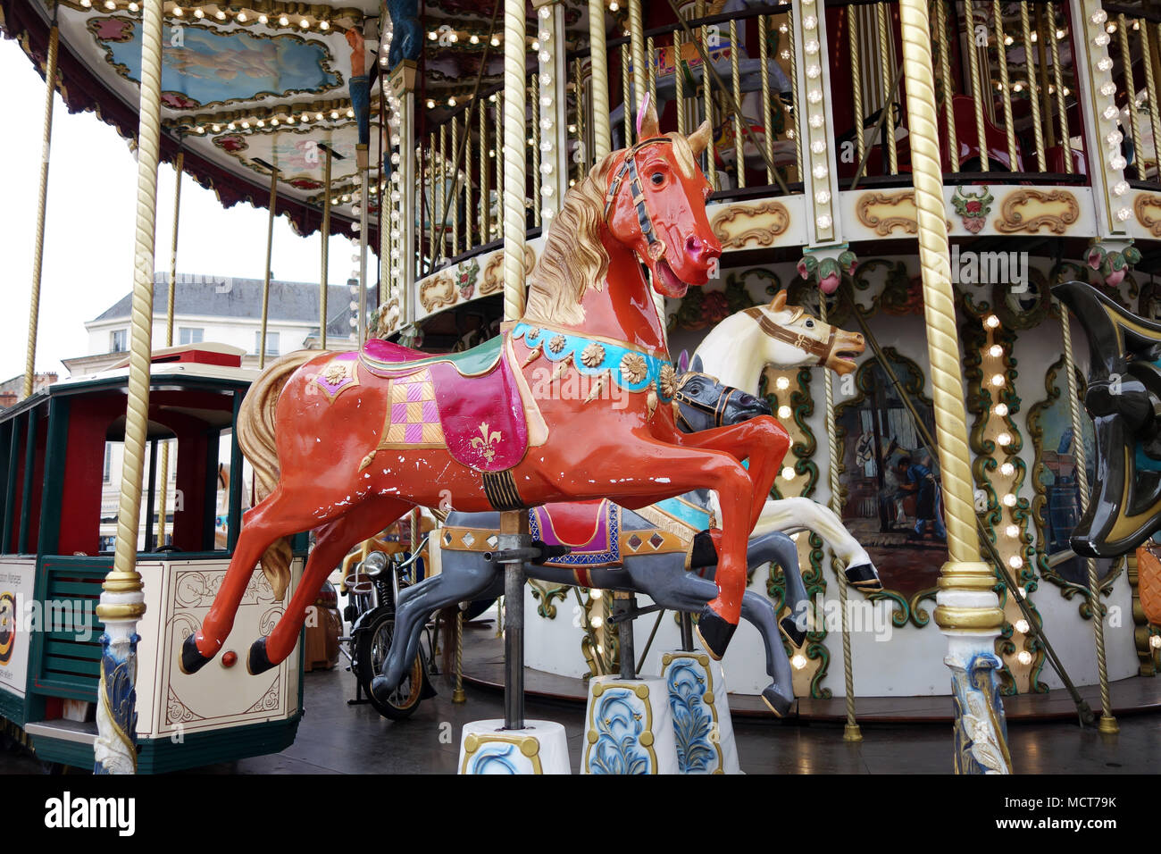 Merry go round carrousel poneys à Orléans France Banque D'Images