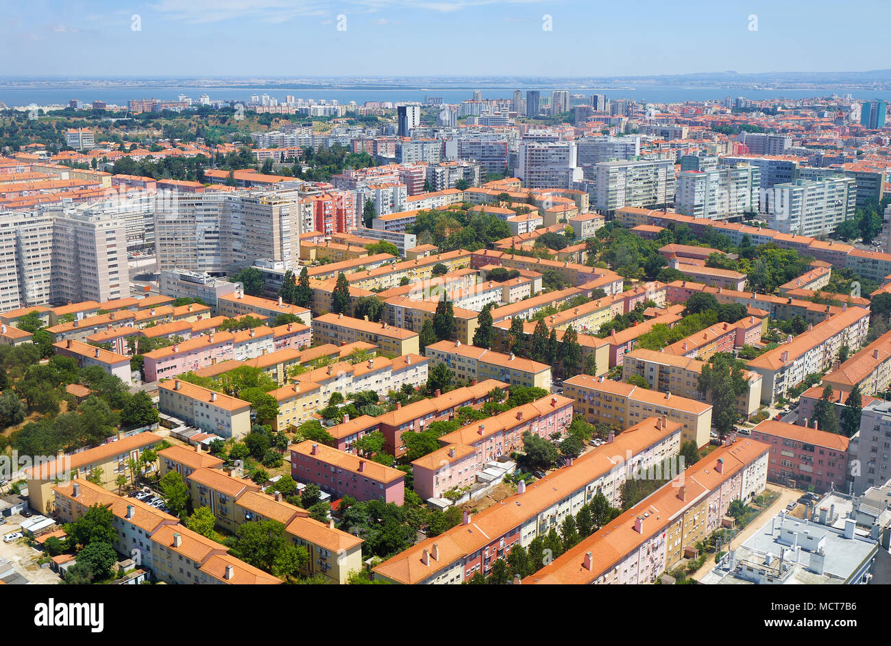 La vue depuis l'avion à l'atterrissage sur les quartiers résidentiels près de l'aéroport de Lisbonne. Portugal Banque D'Images