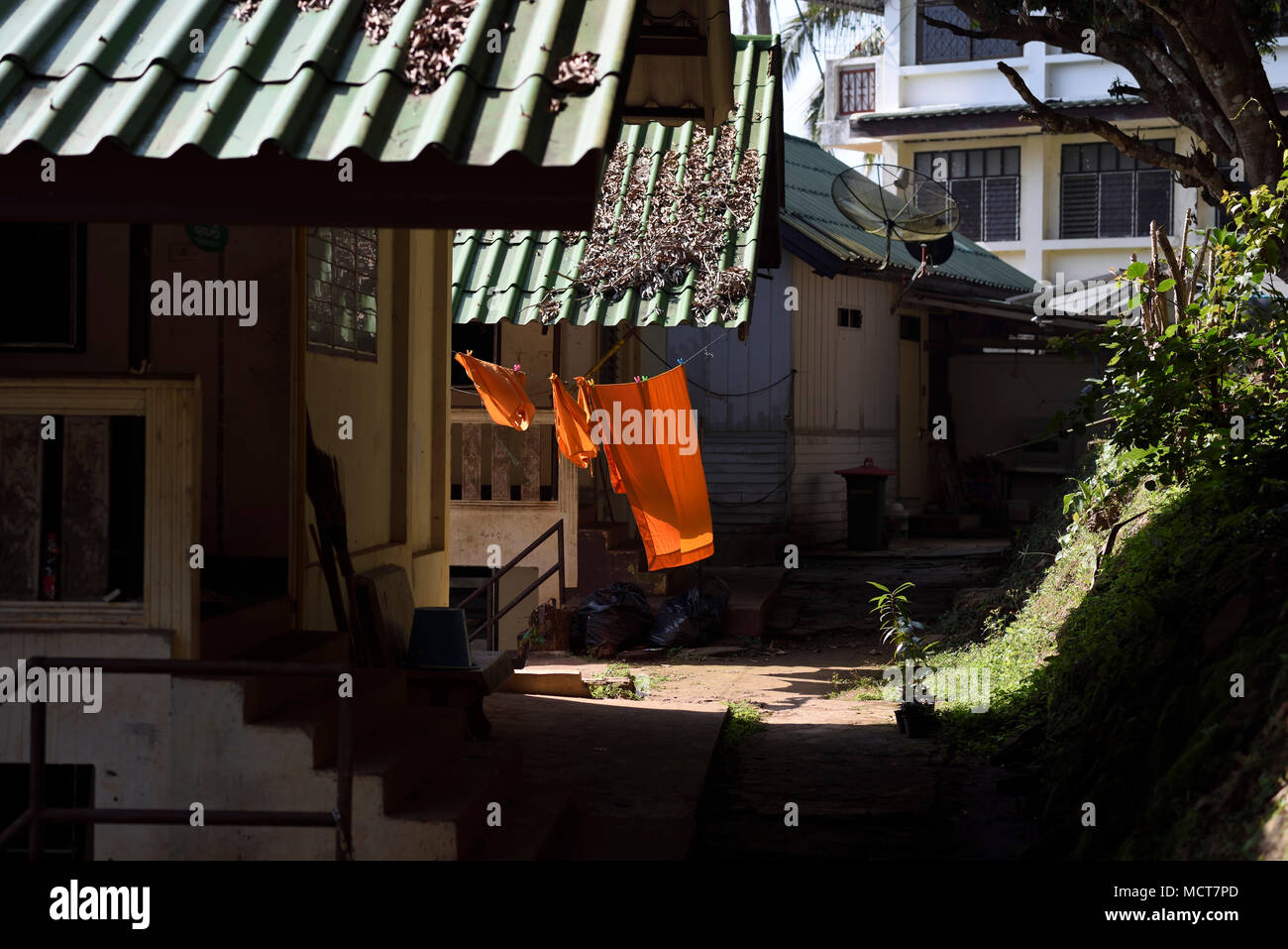 Moine orange kasaya robes sur une corde à linge dans un temple bouddhiste Wat, Chiang Mai, Thaïlande Banque D'Images