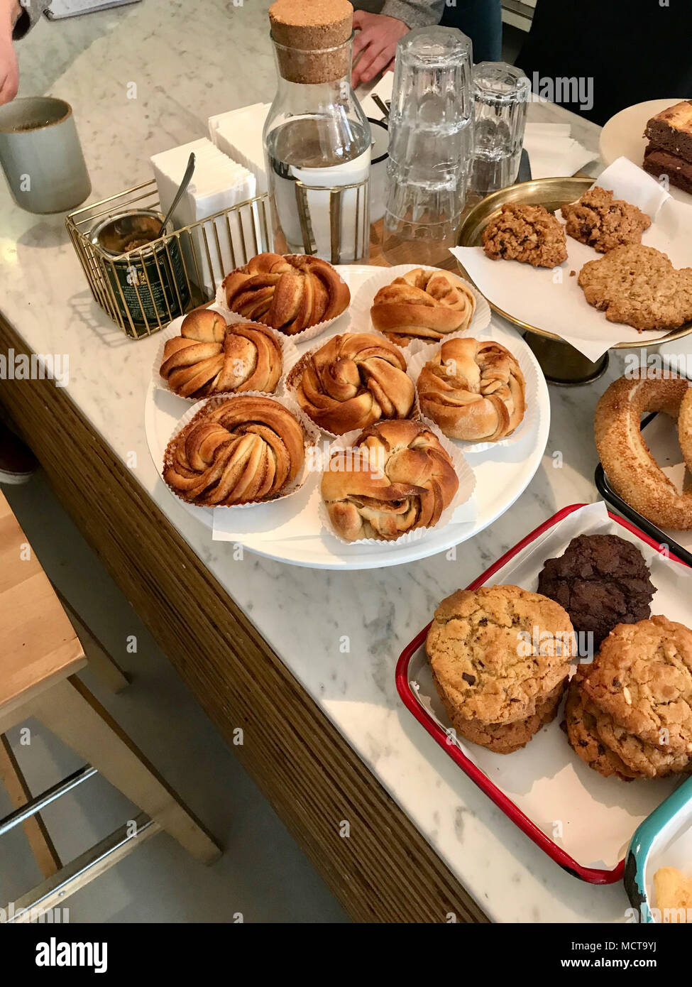 À la cannelle fraîchement sorti des pâtisseries au café Shop. Concept de boulangerie. Banque D'Images