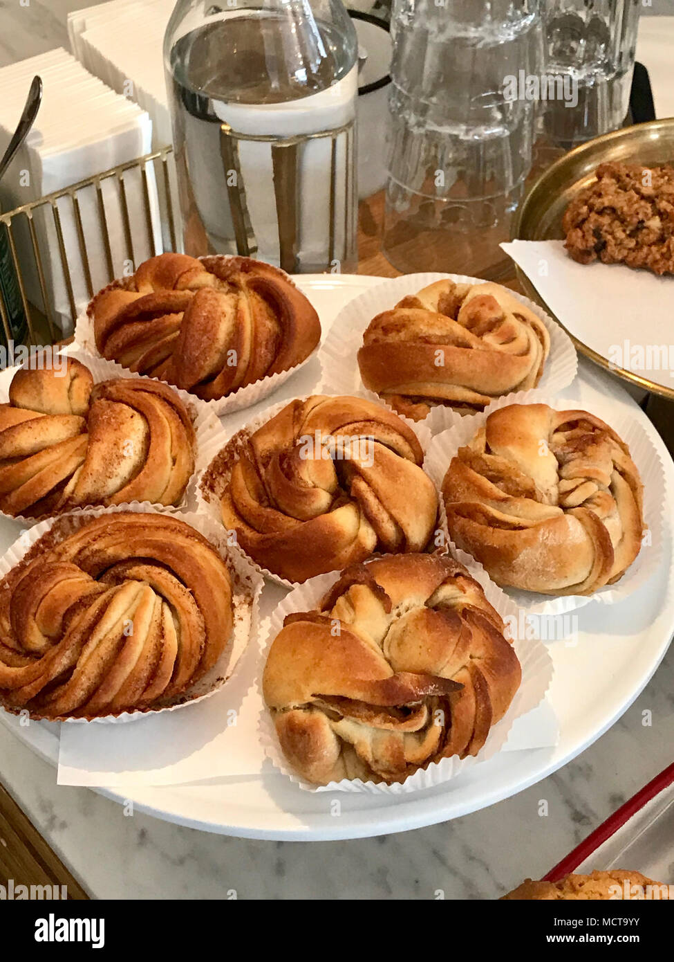 À la cannelle fraîchement sorti des pâtisseries au café Shop. Concept de boulangerie. Banque D'Images