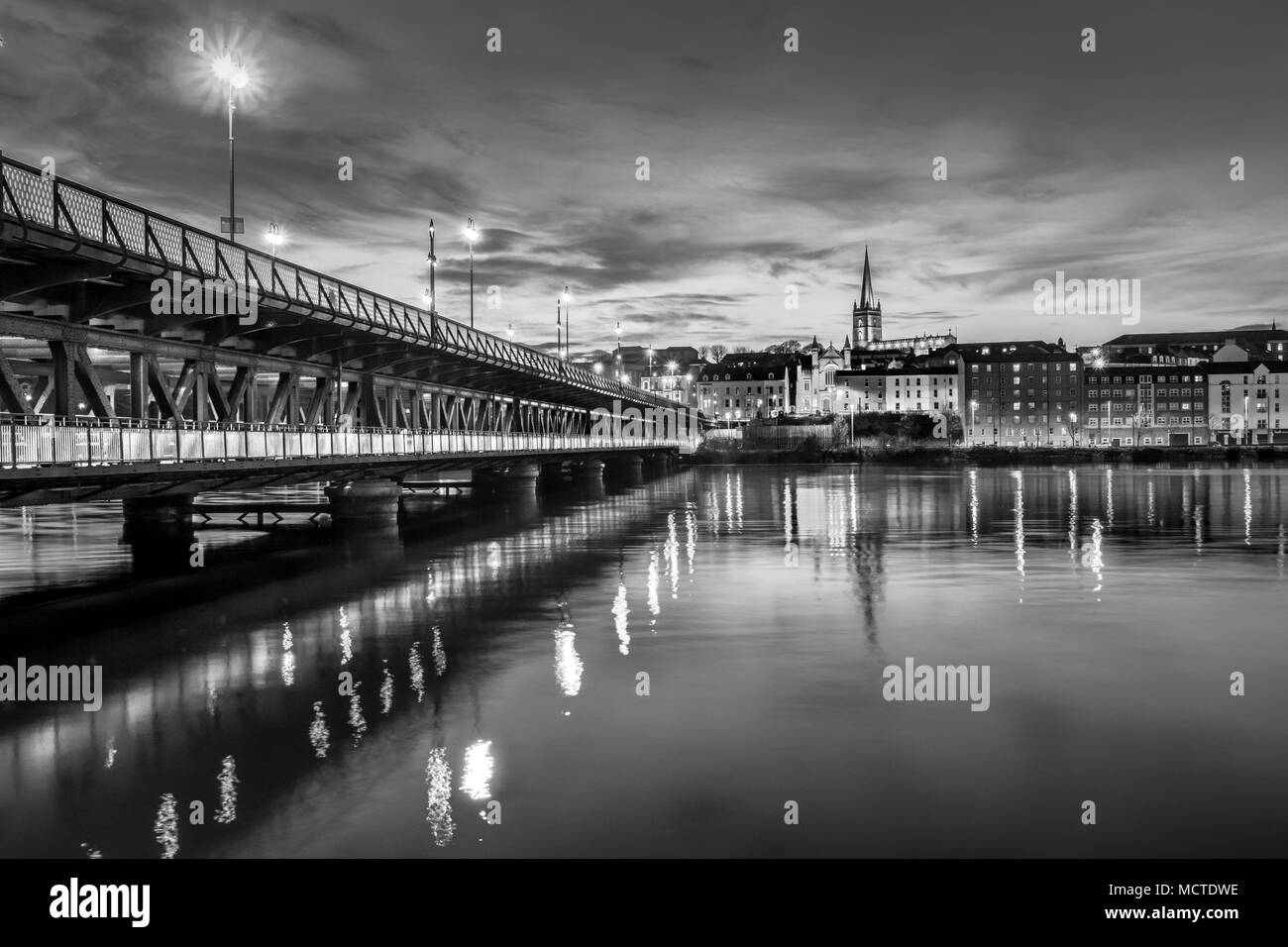 Photographie en noir et blanc de Derry City et Craigavon Bridge at Dusk Banque D'Images