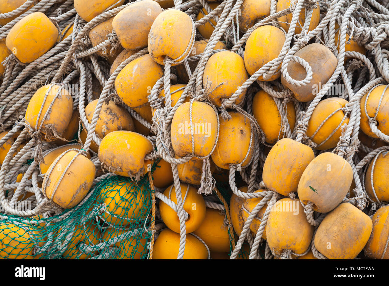 Pile de sécher les filets de pêche avec des flotteurs jaunes. Contexte photo Banque D'Images