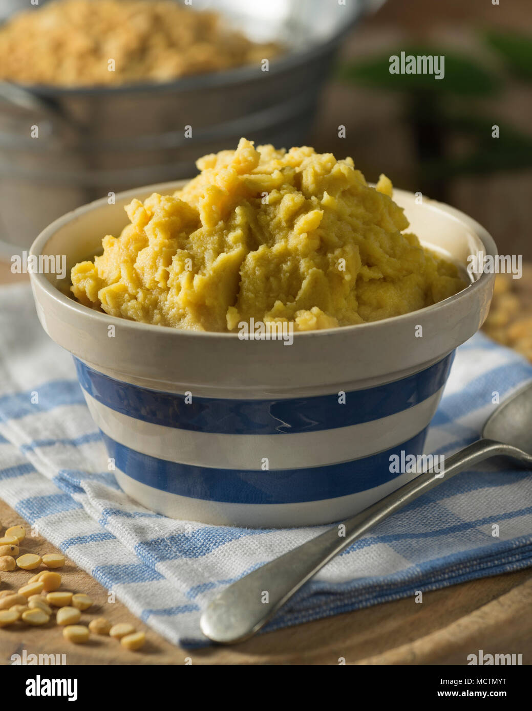 Pease pudding. Purée de pois cassés jaunes. UK Food Banque D'Images