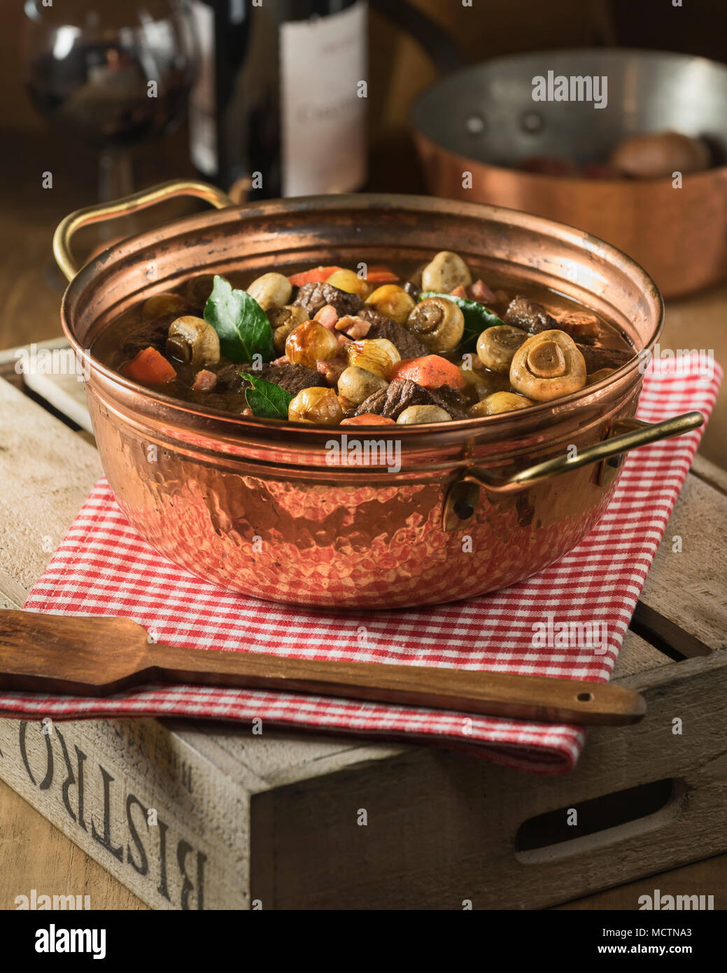 Boeuf bourguignon. Ragoût de boeuf et le vin rouge. Food France Banque D'Images