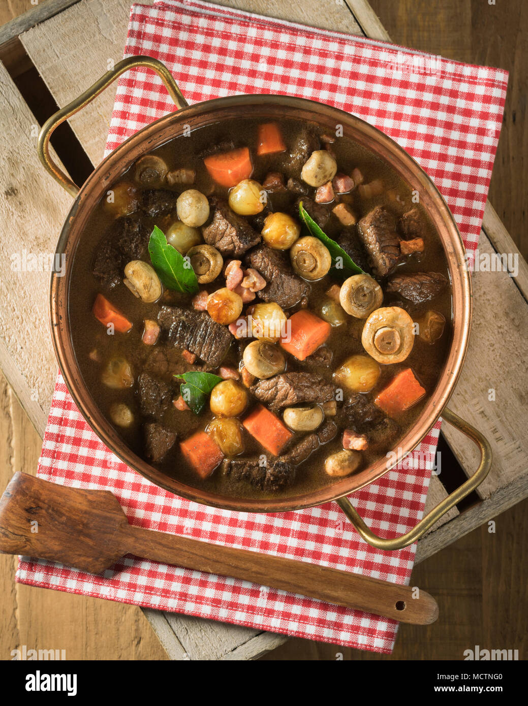 Boeuf bourguignon. Ragoût de boeuf et le vin rouge. Food France Banque D'Images