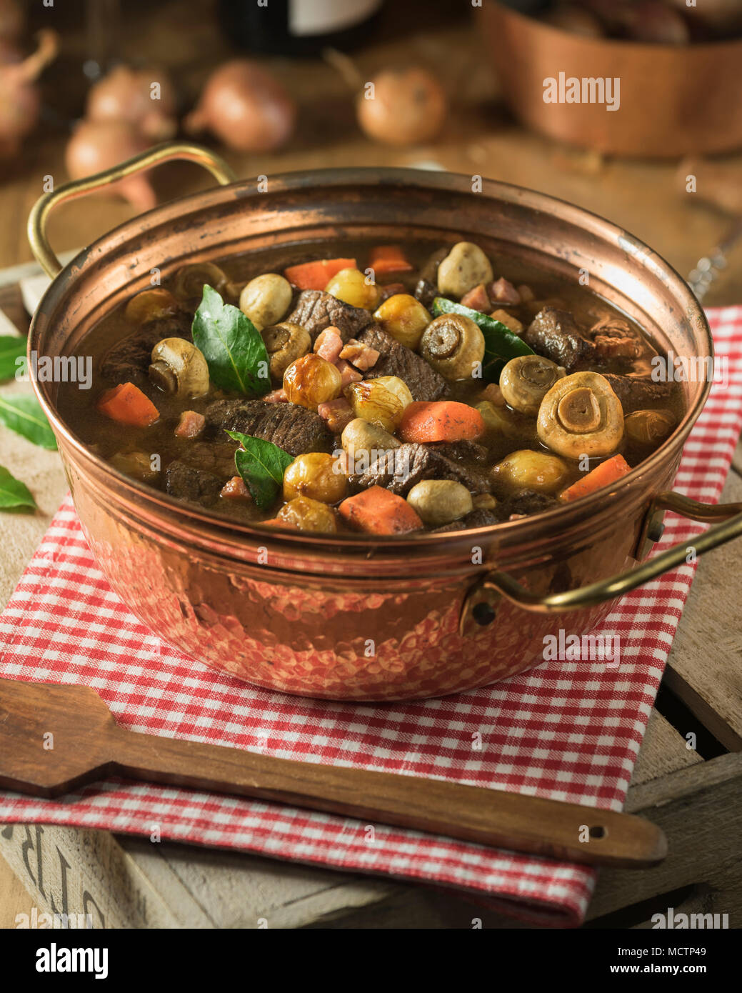 Boeuf bourguignon. Ragoût de boeuf et le vin rouge. Food France Banque D'Images