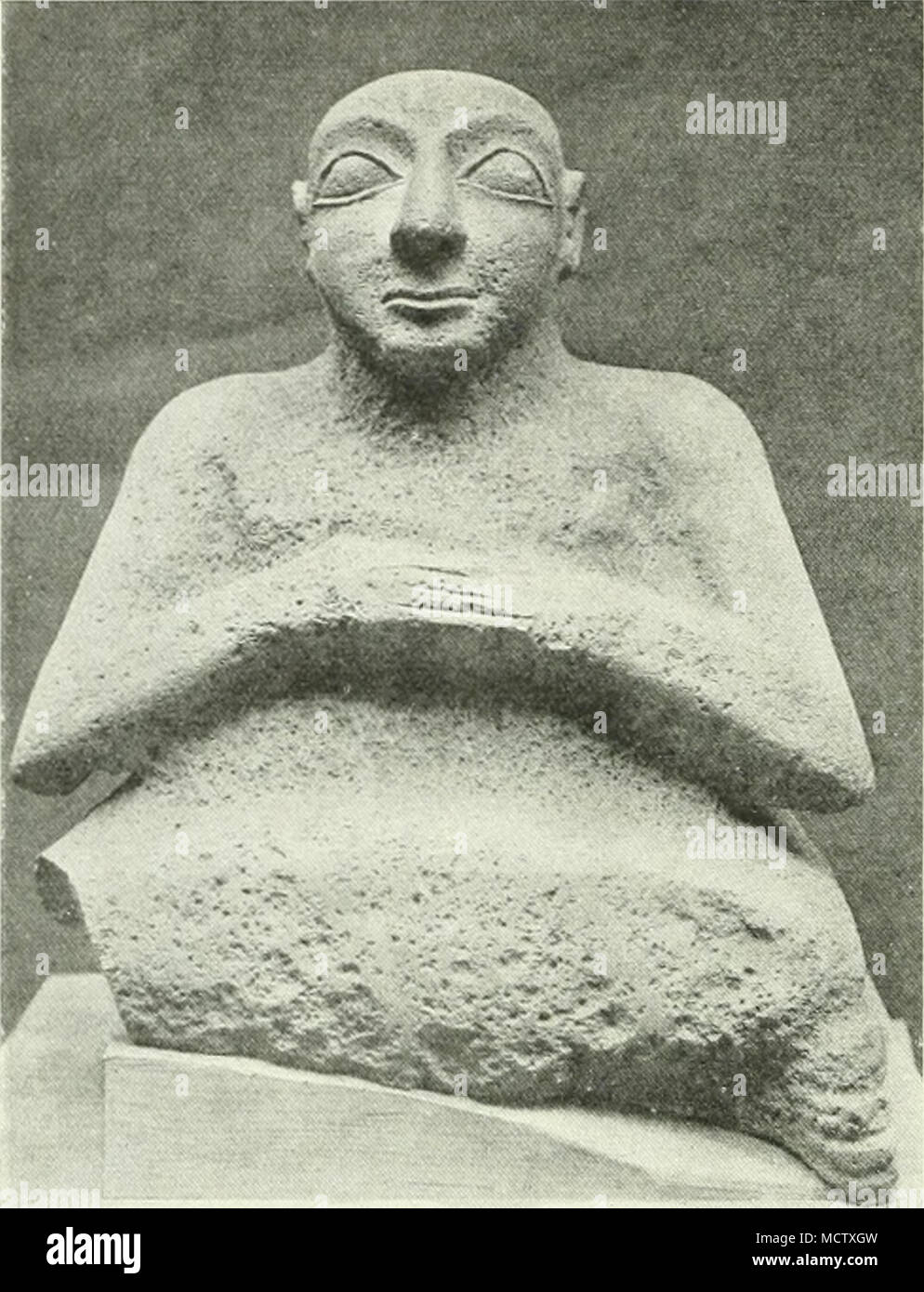 . Fig. 3.-SMAr, !, STATUE DE KUR-I.II, DOORKEFPER, DES TEMPI,E D'ÉREC ; environ 3000 B.C. trouvés à El-'Obeid, 1019. Par co'.irlesy du Brili-ih Mlise:im. M. Sidney Smith d'une brique avec le temple-inscription d'Ur-nammou dans le mur de l'immeuble. Il n'est pas encore décidé, par conséquent, que cet édifice est un palais ou un temple, bien que M. F. G. Newton, parlant en tant qu'architecte, se prononce en faveur d'un temple et l'autorité d'Ur-nammou briques de plus de Shulgi's ! Malheureusement une fondation-excavé en 1923 nous a donné aucune preuve décisive sur le point, comme la tablette qui l'accompagne, Banque D'Images