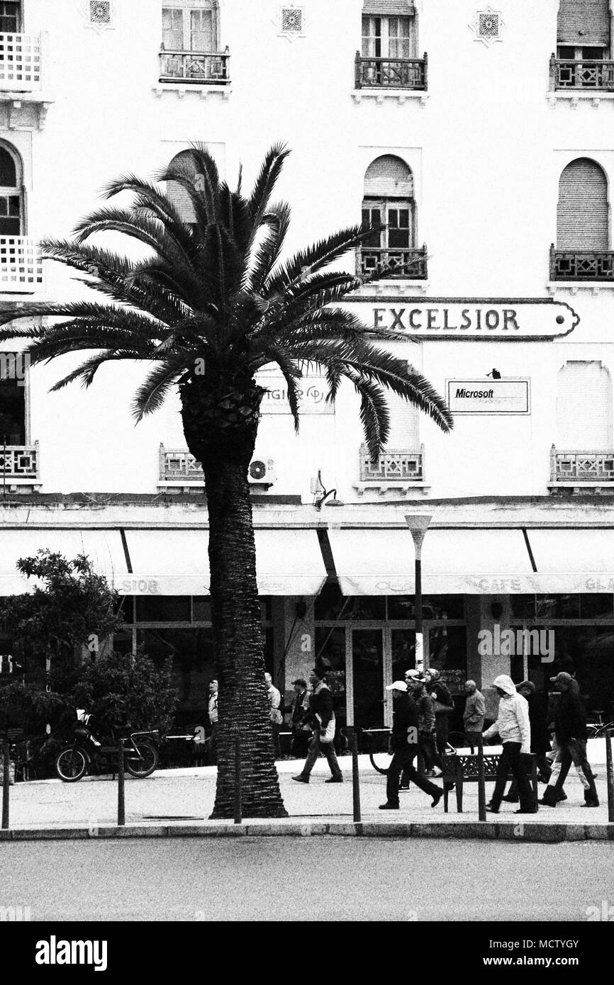 Vieille photo noir et blanc avec grains artificiels de l'extérieur de la célèbre café et l'hôtel 'Excelsior' à Casablanca, Maroc Banque D'Images