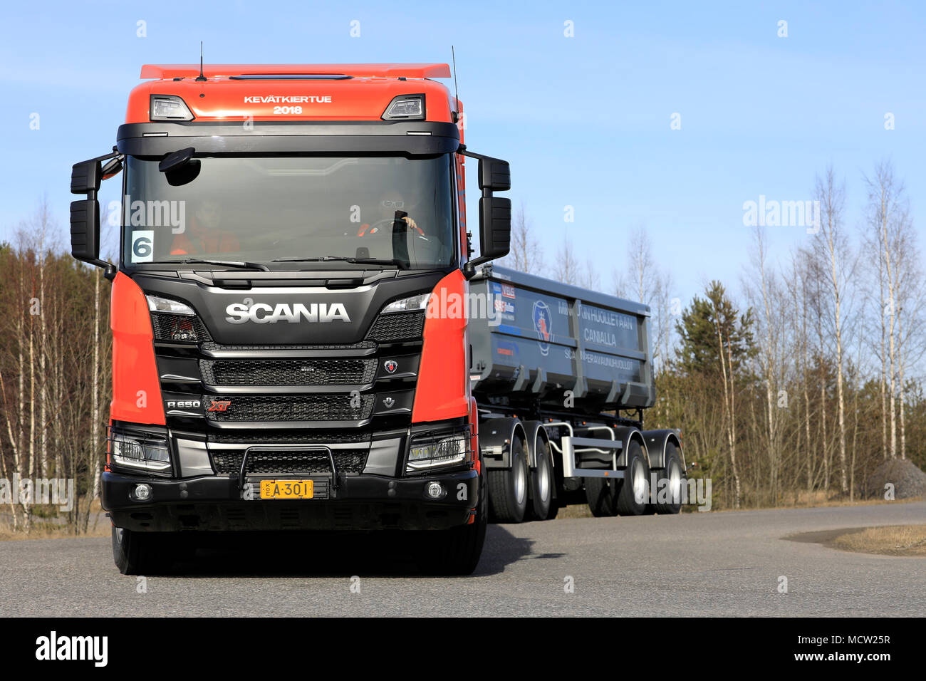 Scania R D LIETO, FINLANDE - le 12 avril 2018 : vue avant d'orange Scania R650 ...