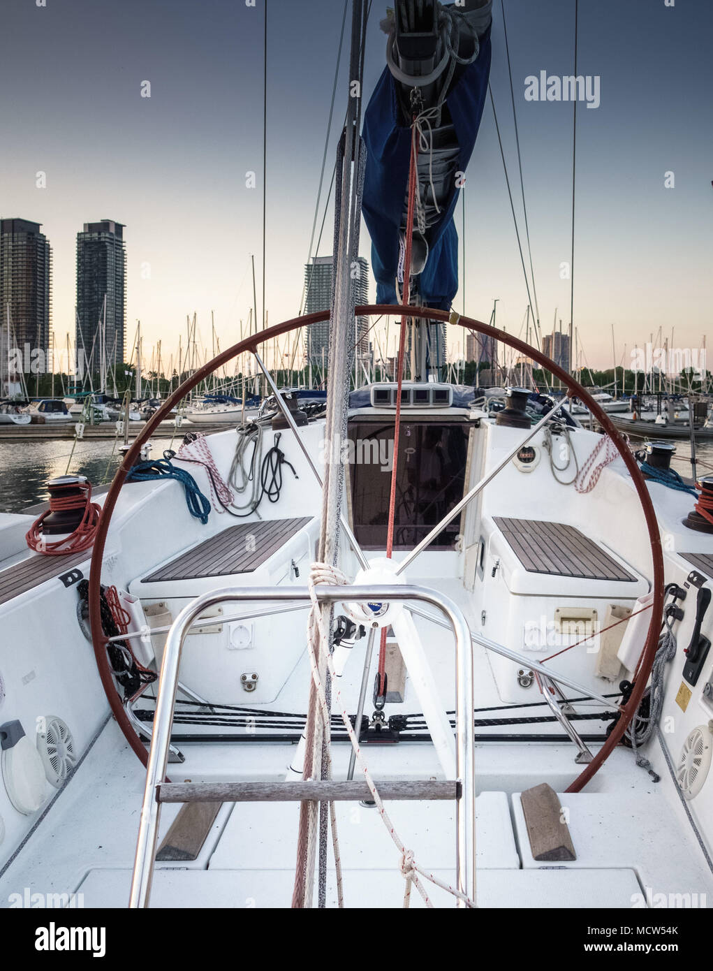 Yacht de luxe et skyline pendant le coucher du soleil, Toronto, Canada Banque D'Images