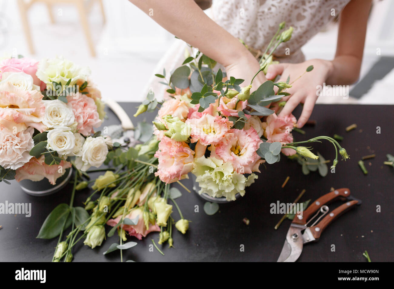 Master class sur décisions bouquets pour les enfants. Bouquet de printemps en pot ornementales en métal. L'organisation de la fleur d'apprentissage, faisant de beaux bouquets avec vos propres mains Banque D'Images