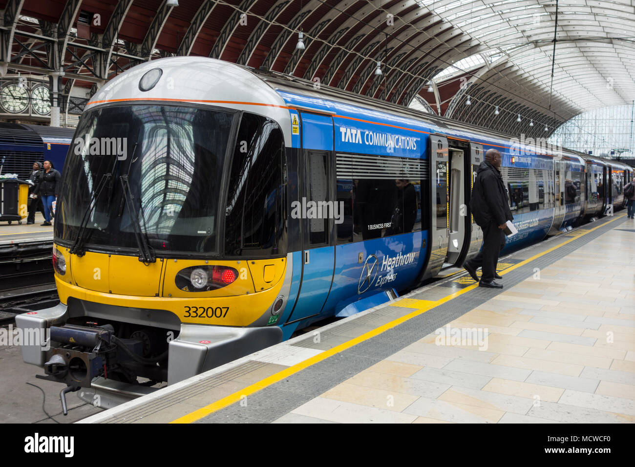 Communication Tata Heathrow Express train arrivant en gare de Paddington, Praed Street, Paddington, London, W2, UK Banque D'Images