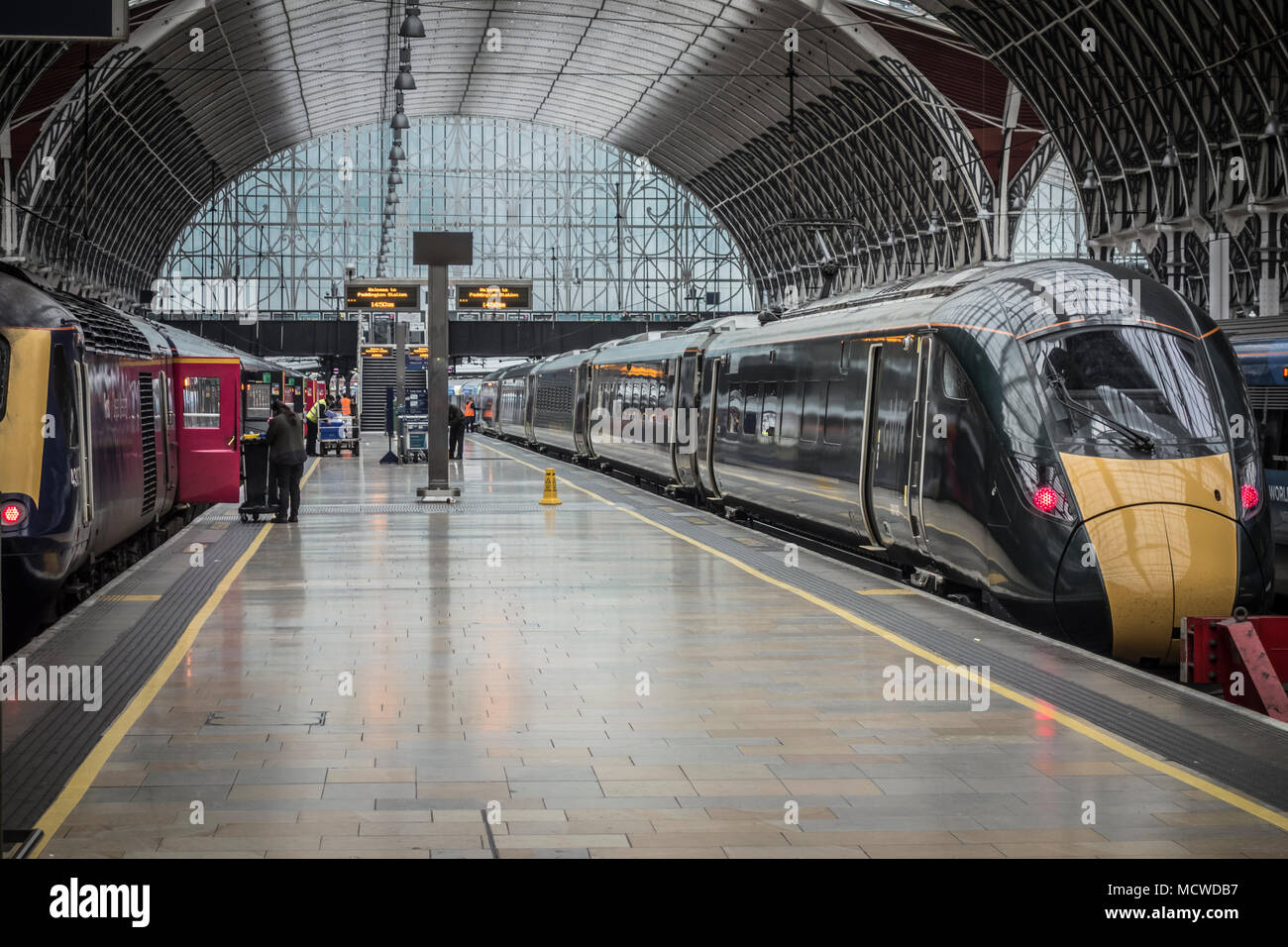 Classe 800 Hitachi construit Intercity Express Train arrivant en gare de Paddington, Londres, UK Banque D'Images