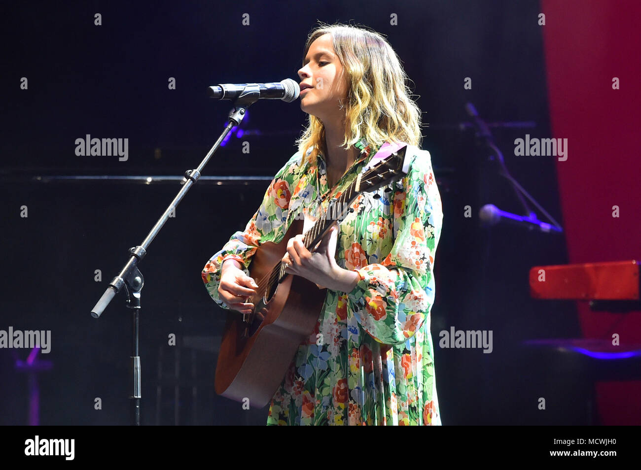 Gabrielle Aplin effectuant au citoyen mondial tenu à l'événement en direct 02 Brixton Academy de Londres. Banque D'Images