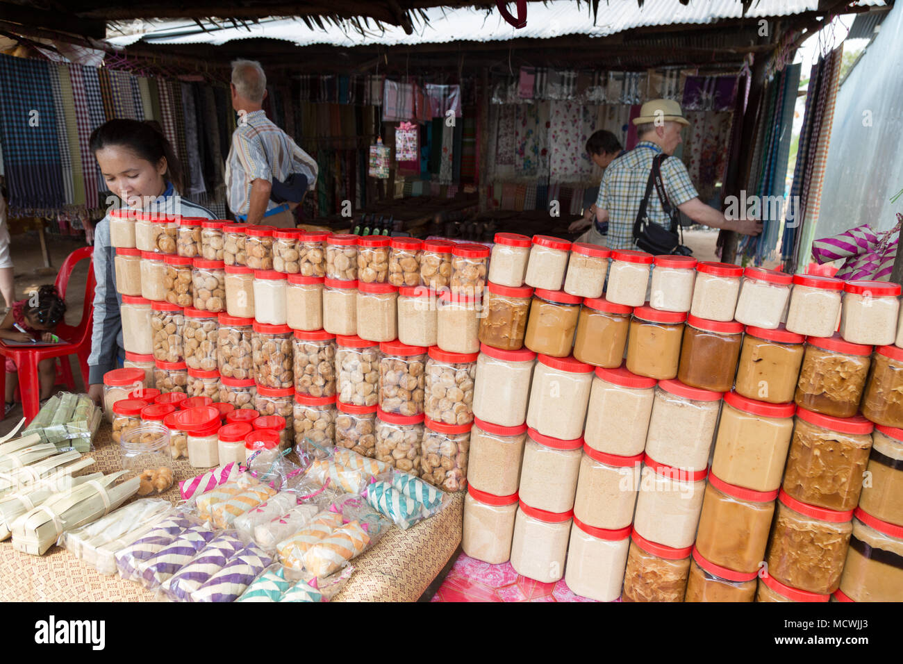 Une échoppe de marché la vente de produits pour la vente de sucre de palme, Kampong Thom, Cambodge Asie Banque D'Images