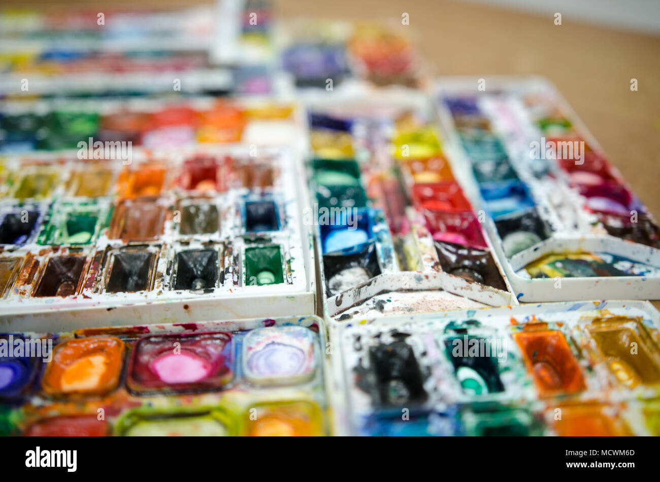 Peintures à l'artistique avec des traces d'utilisation. Aquarelle palette sale Banque D'Images