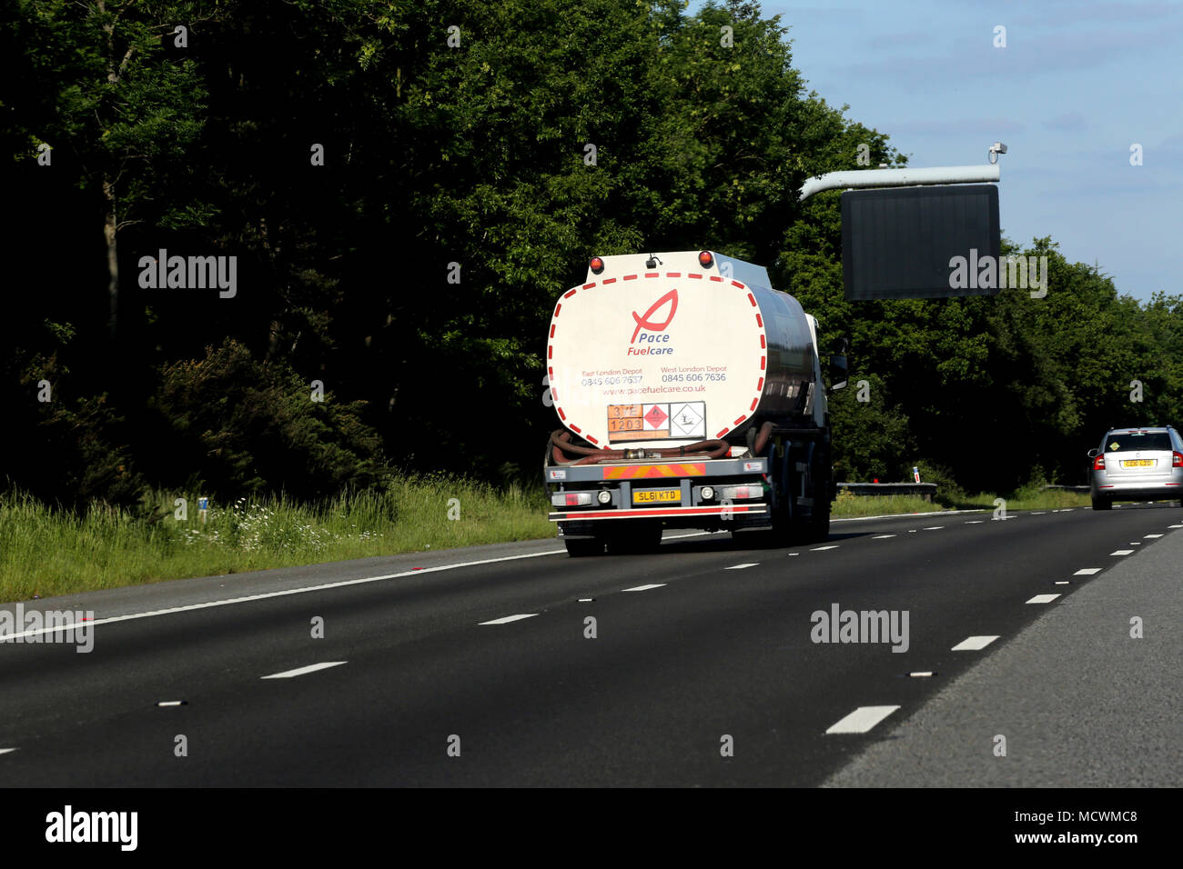 Camion-citerne d'essence sur l'autoroute M4 en Angleterre Banque D'Images