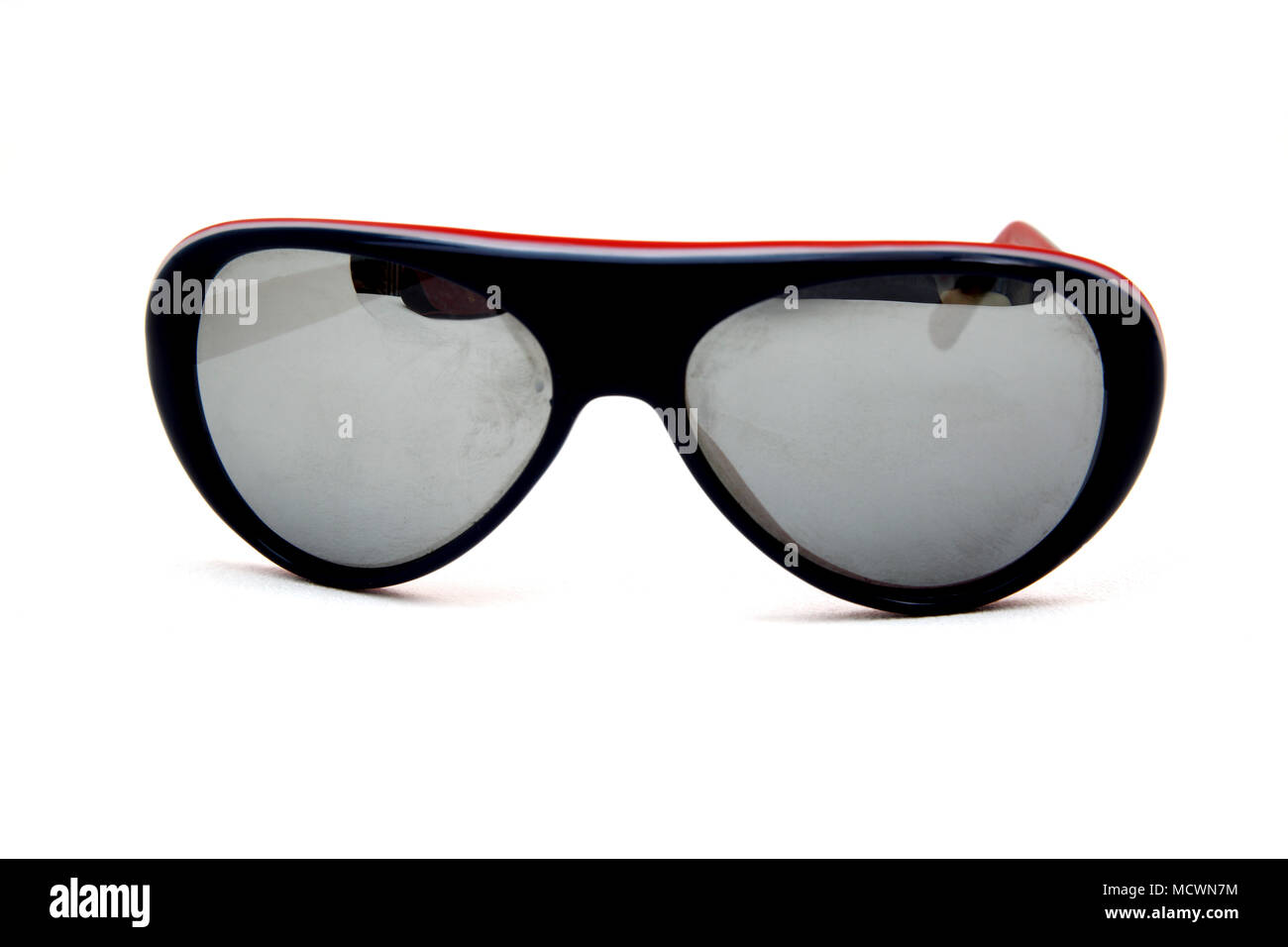 Lunettes miroir vintage avec cadres en plastique rouge et noir Banque D'Images