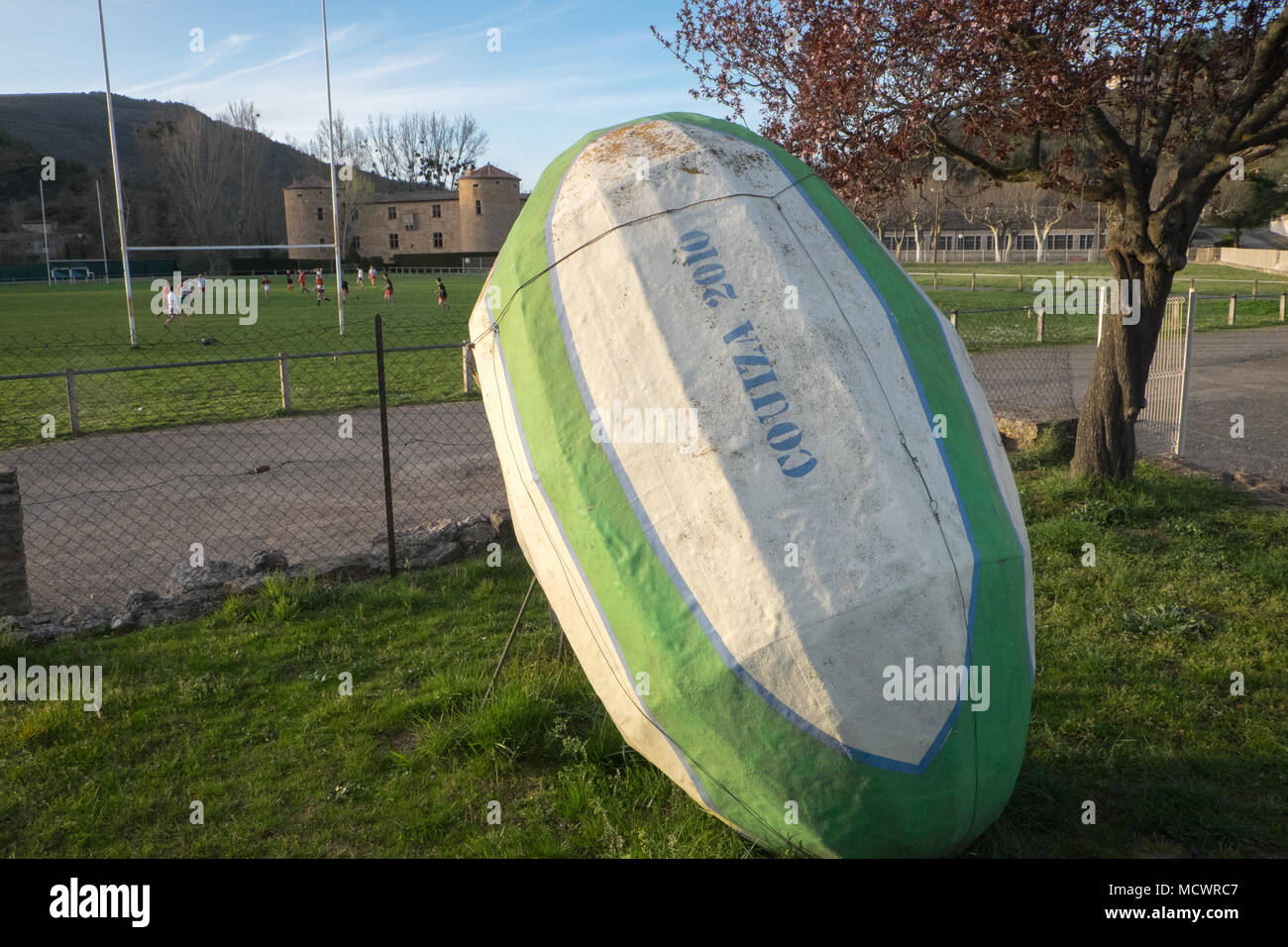 Soirée,ensoleillé,lecture,formation,Rugby,jeu,rugby,messages,terrain,sol,en,ville,de,Couiza,Aude,au sud de France,France,French,Europe,Europe, Banque D'Images