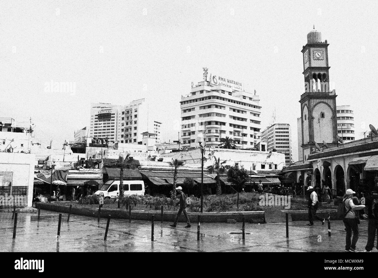 Vieille photo noir et blanc de la tour de l'horloge à l'entrée de l'ancien souk à Casablanca, Maroc Banque D'Images