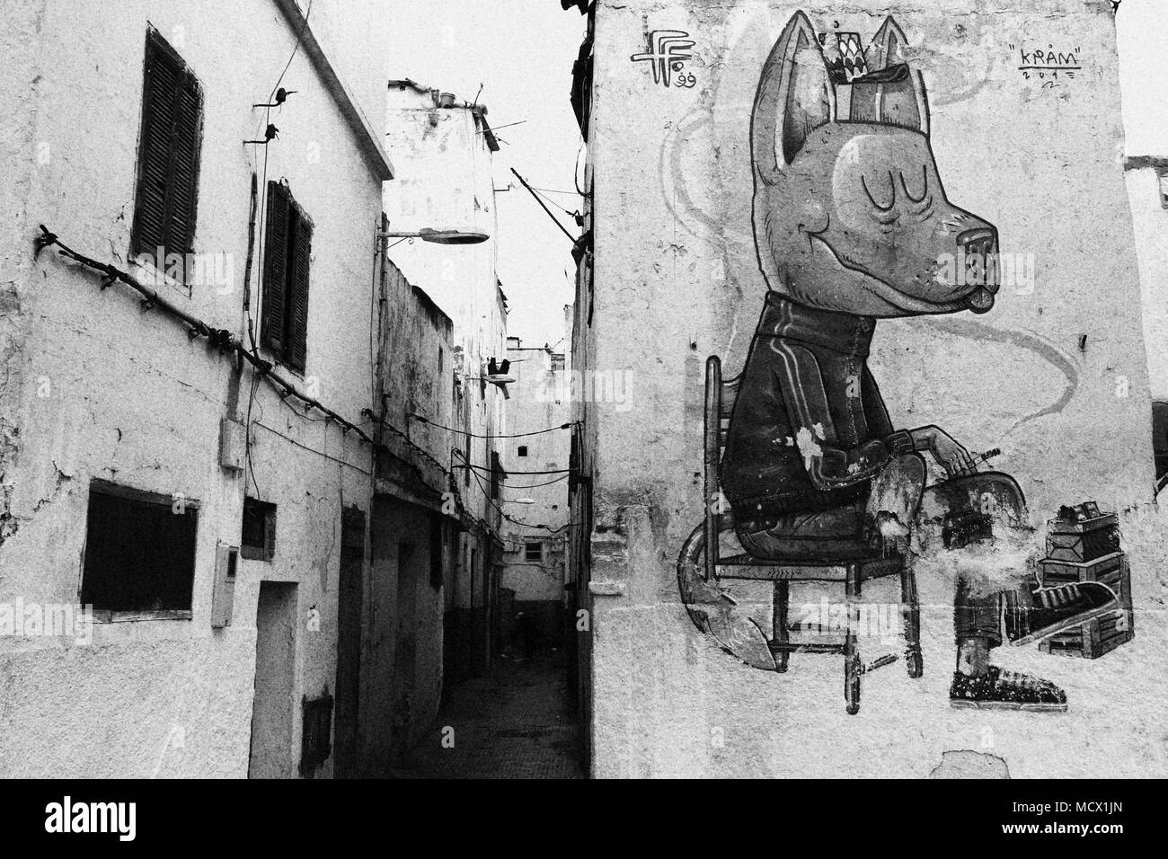 Vieille photo noir et blanc d'un grand graffito sur une façade de maison à Casablanca, Maroc Banque D'Images