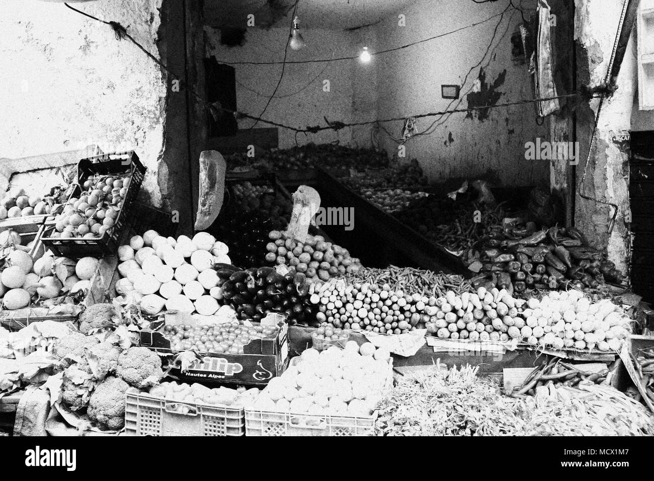 Vieille photo noir et blanc d'une échoppe de marché ayant des légumes en vente sur le vieux souk à Casablanca, Maroc Banque D'Images