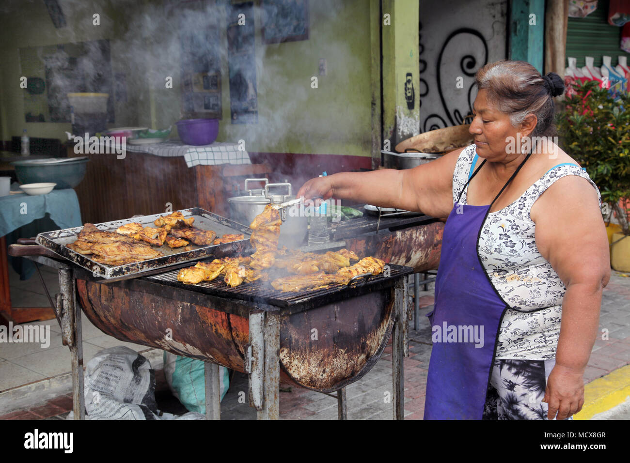Femme torréfaction de poulet à Misahualli.Rio Napo.la région amazonienne de l'Équateur Banque D'Images