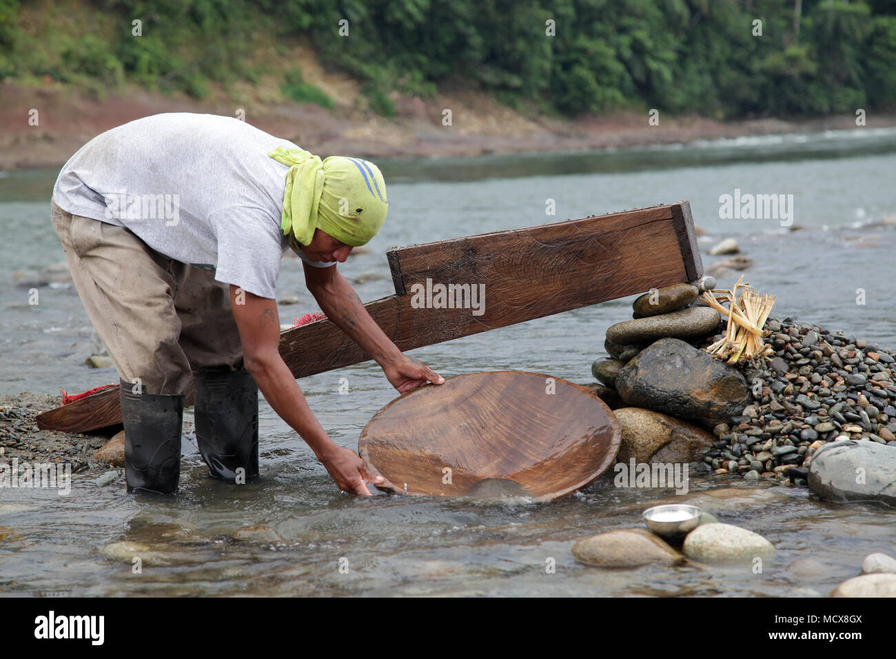 Gold Panner à Misahualli Rio Napo.la région amazonienne de l'Équateur Banque D'Images