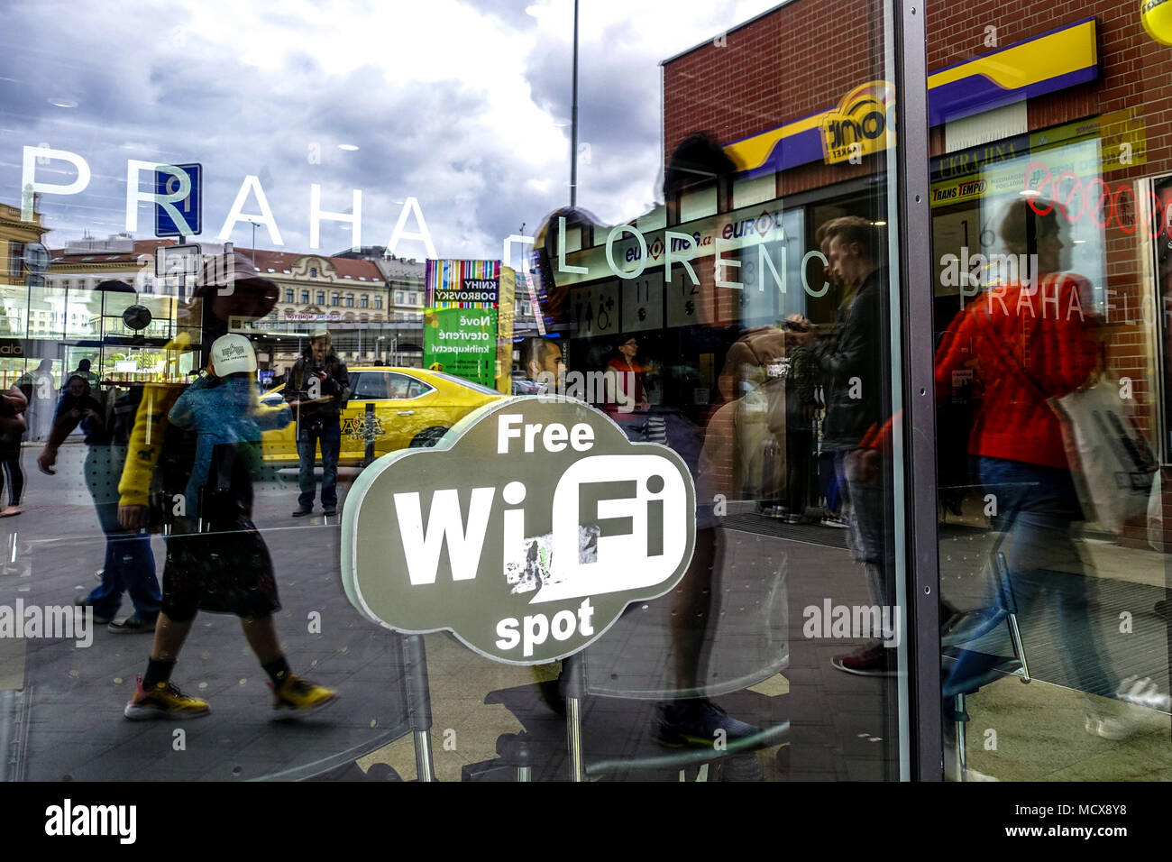 Prague Florenc bus Station reflet sur une porte vitrée, logo Wi-Fi gratuit spot, République tchèque Banque D'Images