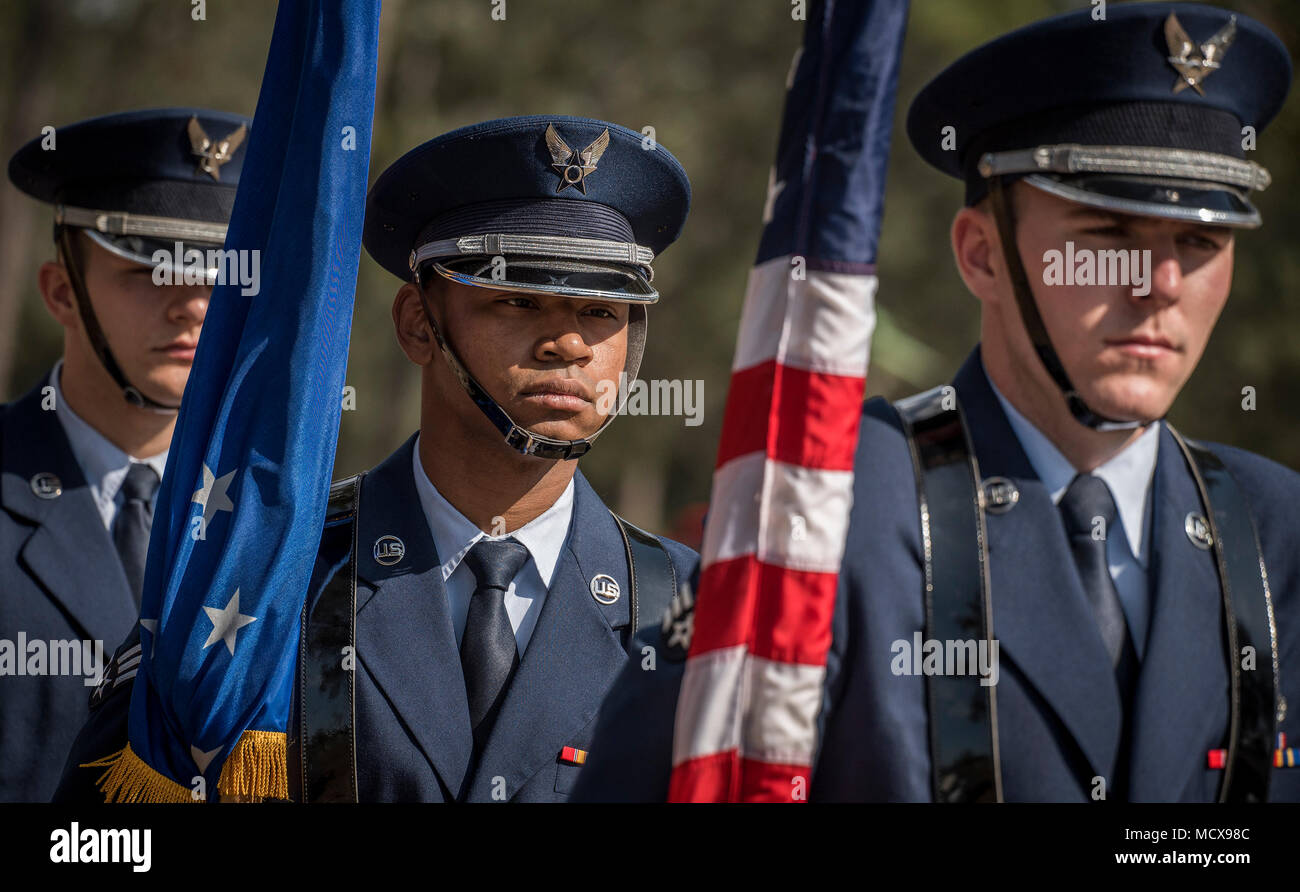 La base aérienne d'Eglin est une installation de la United States Air Force située en Floride et abritant la 96th test Wing. L'image d'archive enregistre les membres d'un garde de couleur portant le drapeau de l'Armée de l'Air lors d'une cérémonie de remise des diplômes de la Garde d'honneur le 1er mars, où environ 13 aviateurs ont suivi un cours de plus de 120 heures qui comprend le détail du drapeau, la volée à la carabine, les fonctions de porteur de palette et la performance du bugle. Banque D'Images