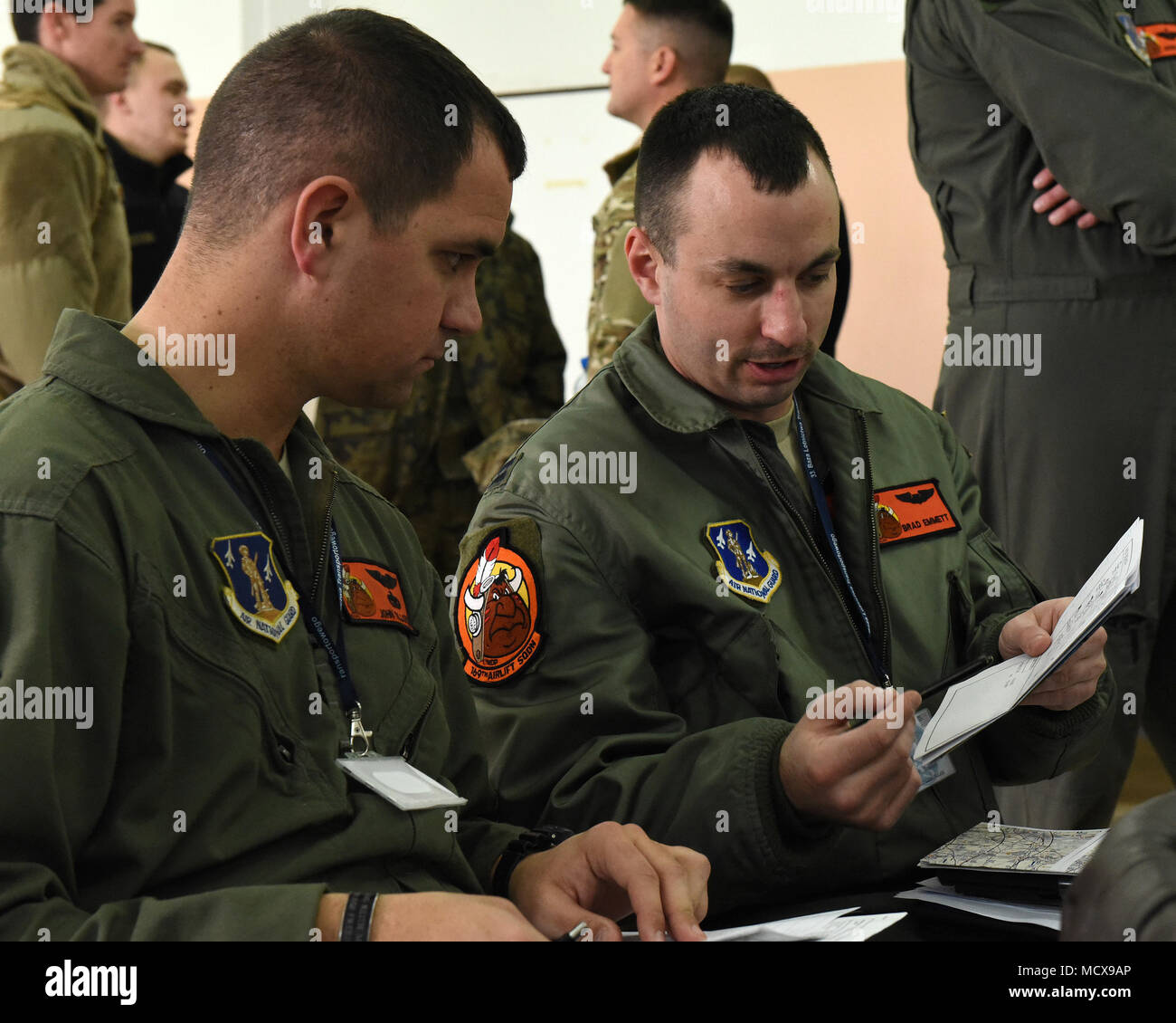 U.S. Air Force Capitaine John Tillotson (à gauche) et le capitaine de l'US Air Force à partir de la 182ème Brad Emmett Airlift Wing, New York Air National Guard, examiner un plan de vol à la base aérienne de Powidz, Pologne, le 5 mars 2018. Environ 70 aviateurs et trois C-130 à partir de la 182e Escadre de transport aérien participent à la formation bilatérale avec l'Armée de l'Air polonaise pendant la rotation de l'Aviation 18-2 dans le cadre de l'opération Atlantic résoudre. Ces événements se produisent à travers les États-Unis en Europe domaine de responsabilité et sont conçus pour améliorer l'interopérabilité partenaire, maintenir l'état de préparation conjointe, et assurer à nos alliés régionaux. Port Banque D'Images