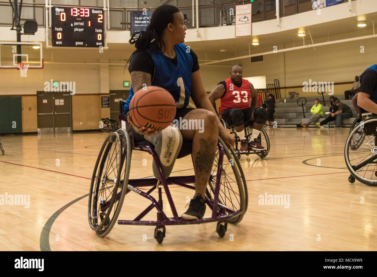 La CPS de l'armée américaine. Stephanie Morris, affecté à la transition guerrier bataillon, Walter Reed recherche un coéquipier de passer la balle à au cours d'un jeu de basket-ball en fauteuil roulant, à Fort Bliss, au Texas, le 4 mars 2018. 74 blessés, malades ou blessés, les soldats en service actif et les anciens combattants participent à une série d'événements qui ont lieu à Fort Bliss, Texas, le 27 février à mars 9, 2018 comme le chef de cabinet adjoint, guerrier et soins de l'hôte de la transition de l'armée de 2018 essais cliniques. (U.S. Photo de l'armée par le Sgt. Brooks Schnetzler) Banque D'Images