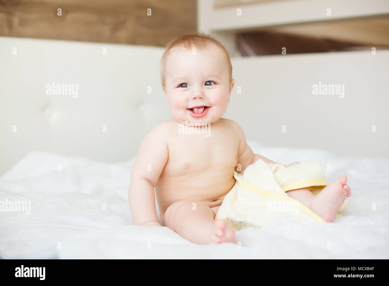 Peu Drole Bebe Garcon Rire Quand S Asseoir Sur Le Lit Avec Serviette Photo Stock Alamy Peu Drole Bebe Garcon Rire Quand S Asseoir Sur Le Lit Avec Serviette Photo Stock Alamy