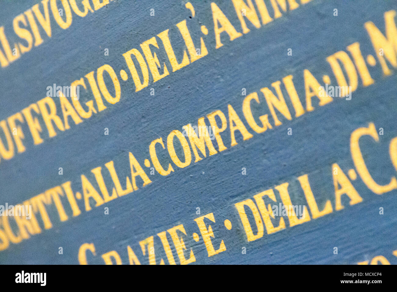 Pavie, Italie. Le 16 novembre 2017. Inscriptions en latin sur le mur dans 'Chiesa dei Santi Gervasio e Protasio Martiri" - l'église des Saints et Gervasius Banque D'Images