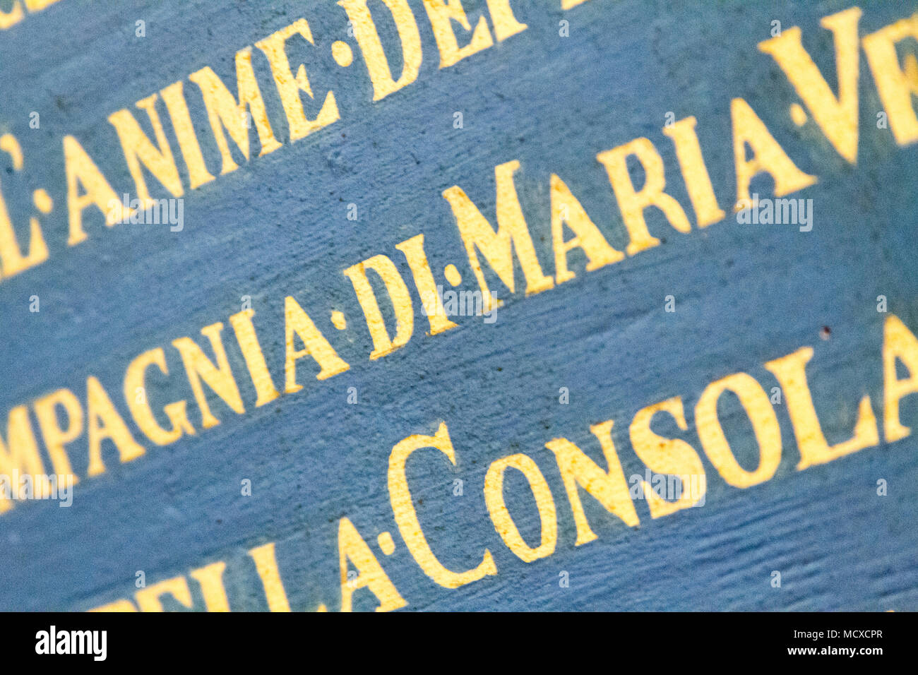 Pavie, Italie. Le 16 novembre 2017. Inscriptions en latin sur le mur dans 'Chiesa dei Santi Gervasio e Protasio Martiri" - l'église des Saints et Gervasius Banque D'Images