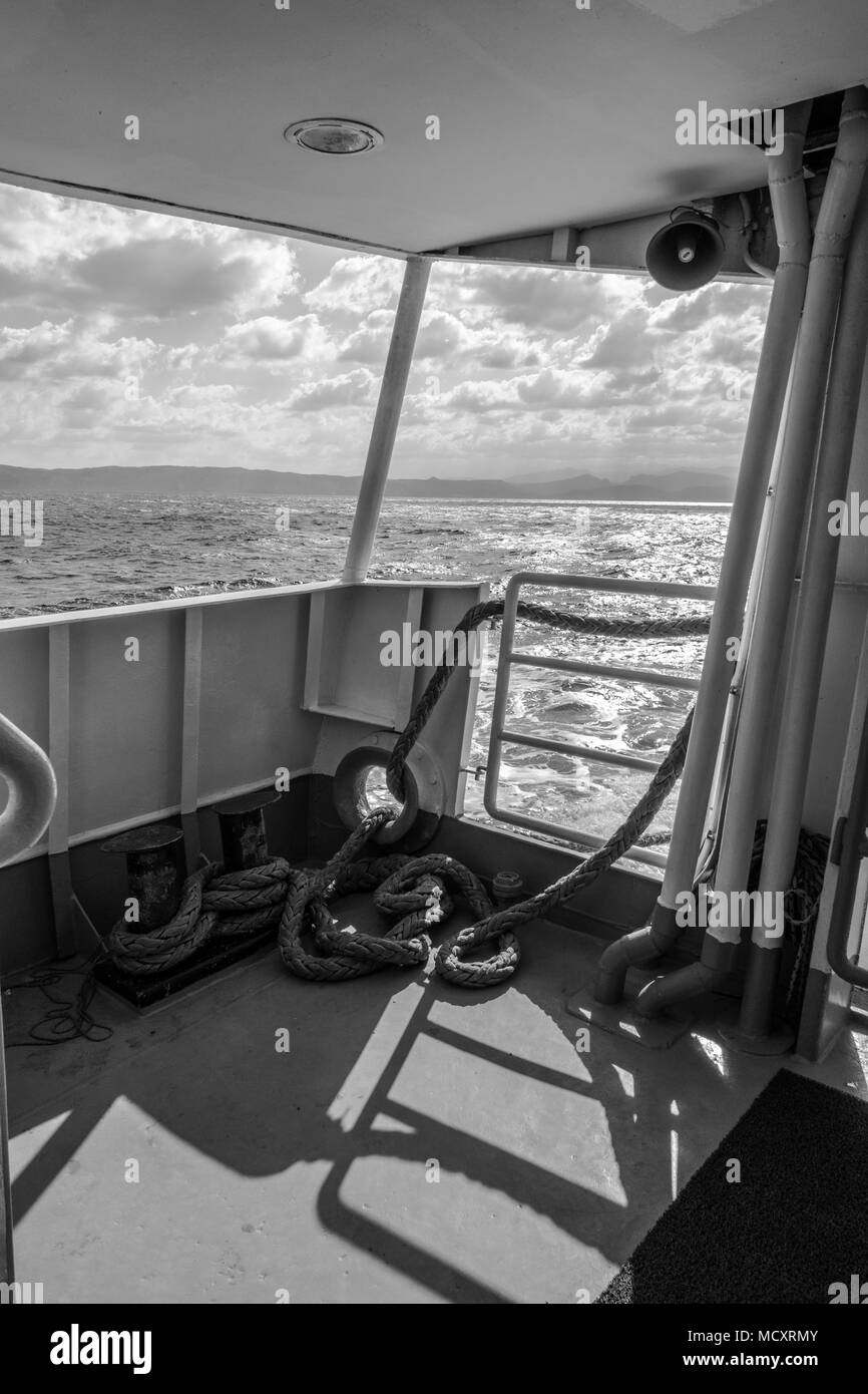 Vue panoramique sur mer et montagne depuis le bateau, Crète, Grèce Banque D'Images