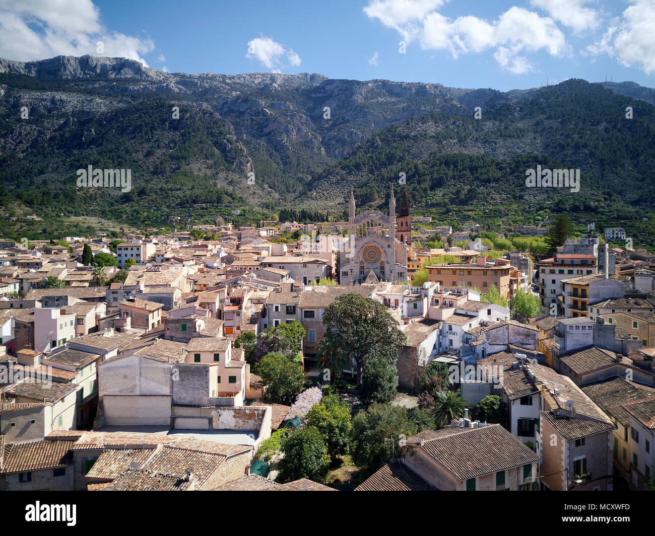 Vue sur la vieille ville avec l'église de Saint-barthélemy, église paroissiale catholique romaine, Sóller, montagnes à l'arrière Banque D'Images