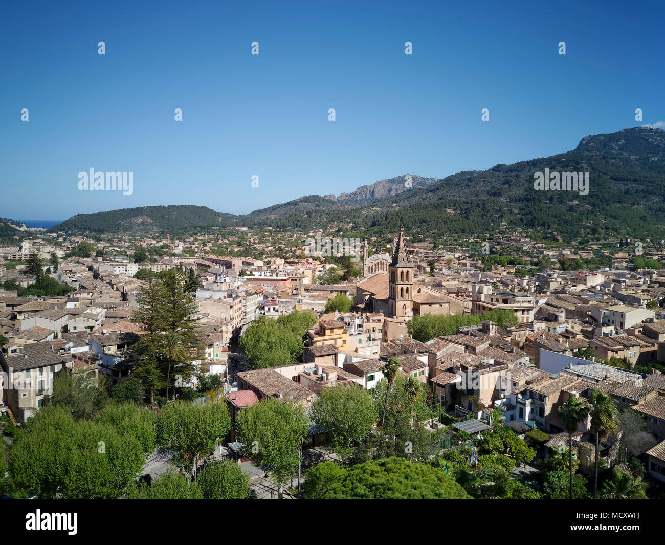 Vue sur la vieille ville avec l'église de Saint-barthélemy, église paroissiale catholique romaine, Sóller, montagnes à l'arrière Banque D'Images