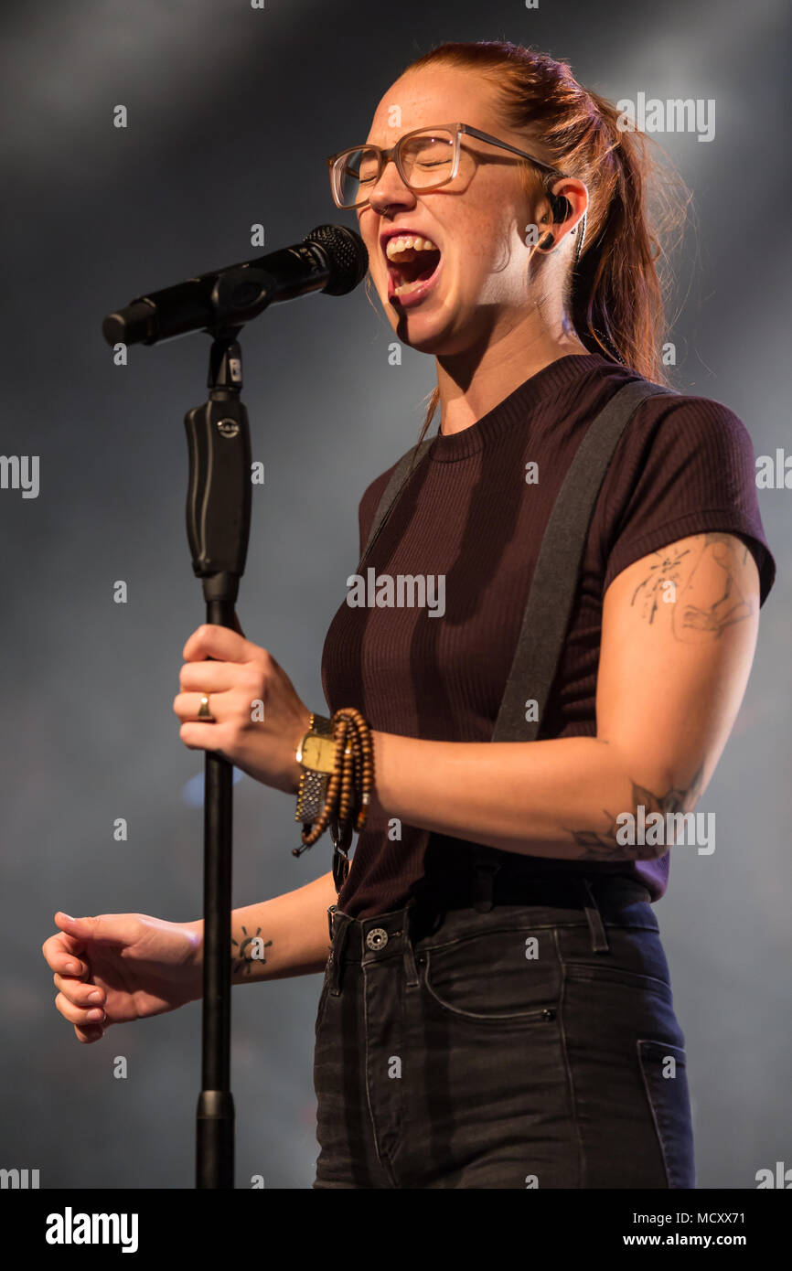 Le chanteur et compositeur suisse Stefanie Heinzmann vivre au Schüür Lucerne, Suisse Banque D'Images