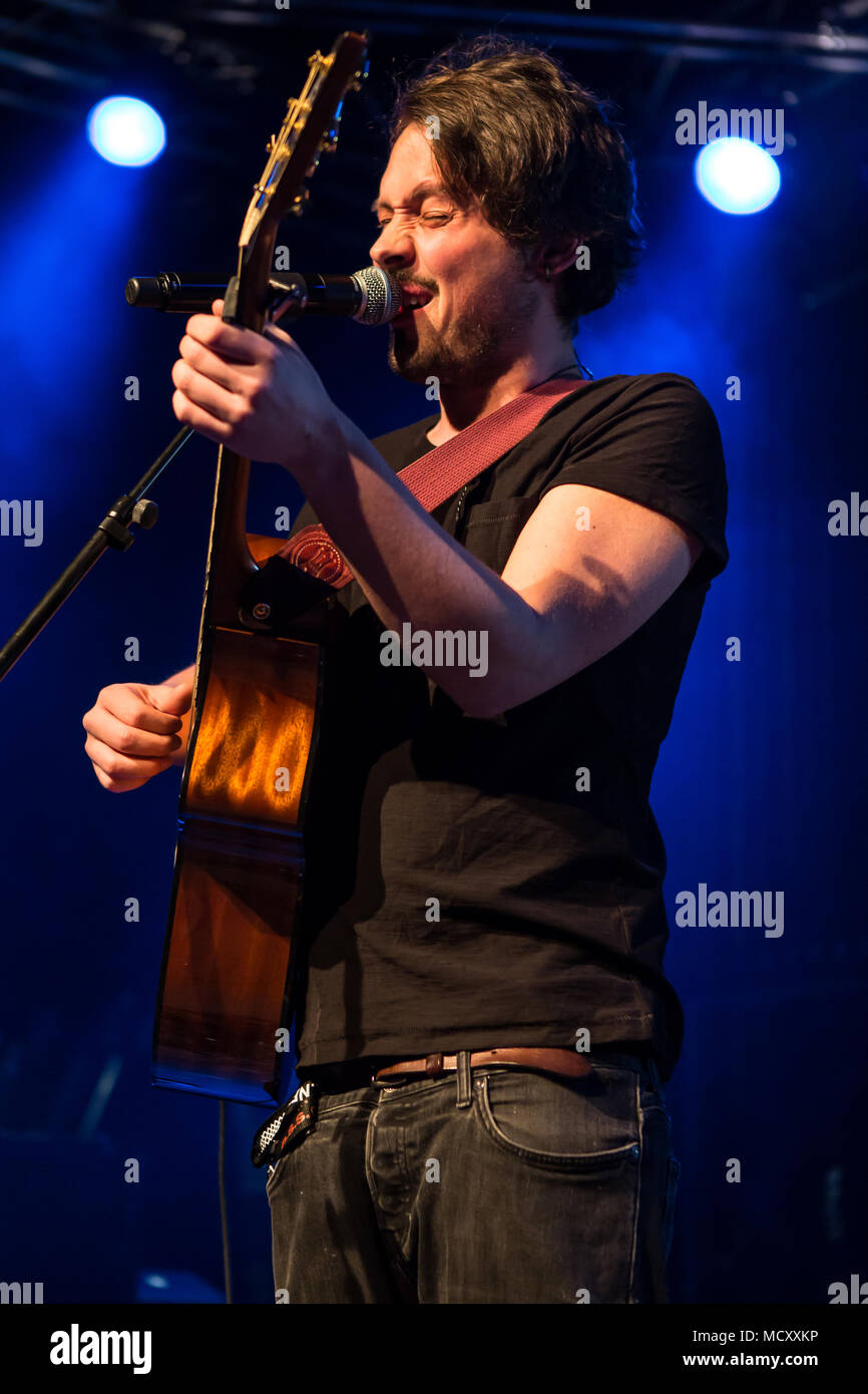 Le jeune chanteur et compositeur allemand Benne live au Kofmehl, Soleure, Suisse Banque D'Images