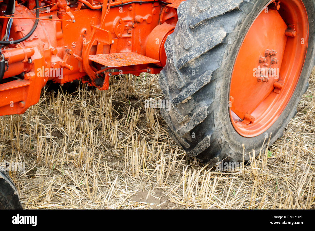 Close-up de la roue du tracteur sur terrain Banque D'Images