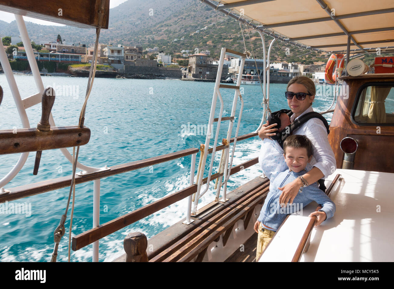 La mère et les enfants voyageant par bateau à Spinalonga, Crète, Grèce Banque D'Images